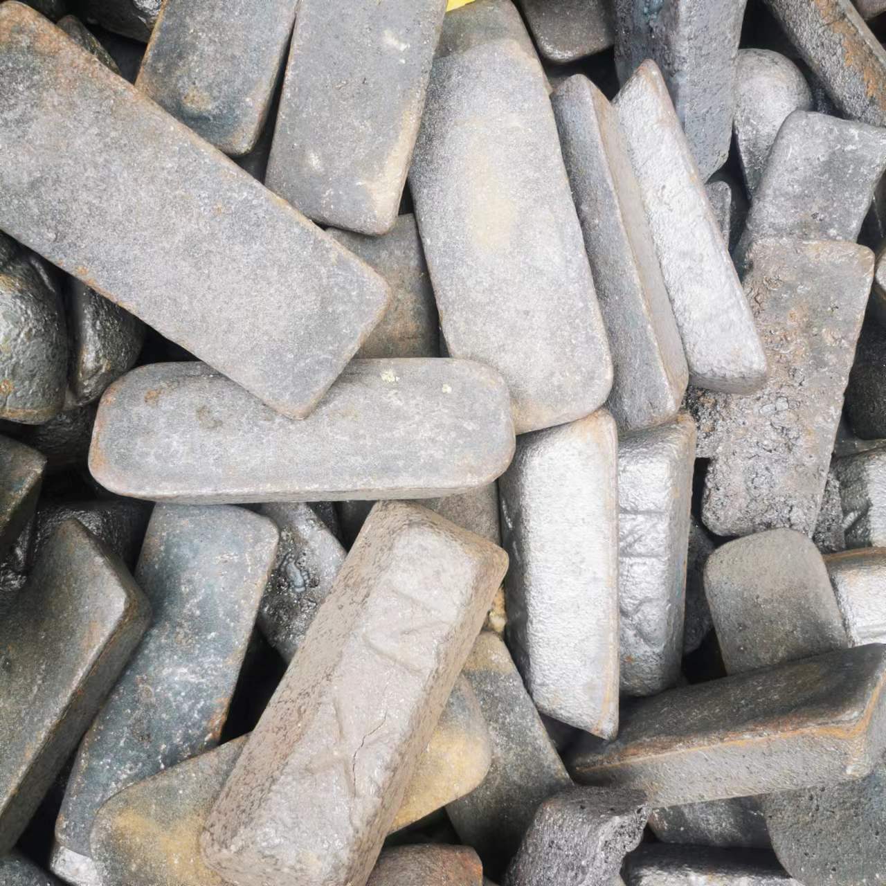 Spot Supply of Cast Pig Iron Q10 Steelmaking Iron Smelting Counterweight Q12 Ball Mill Pig Iron for Mechanical Manufacturing