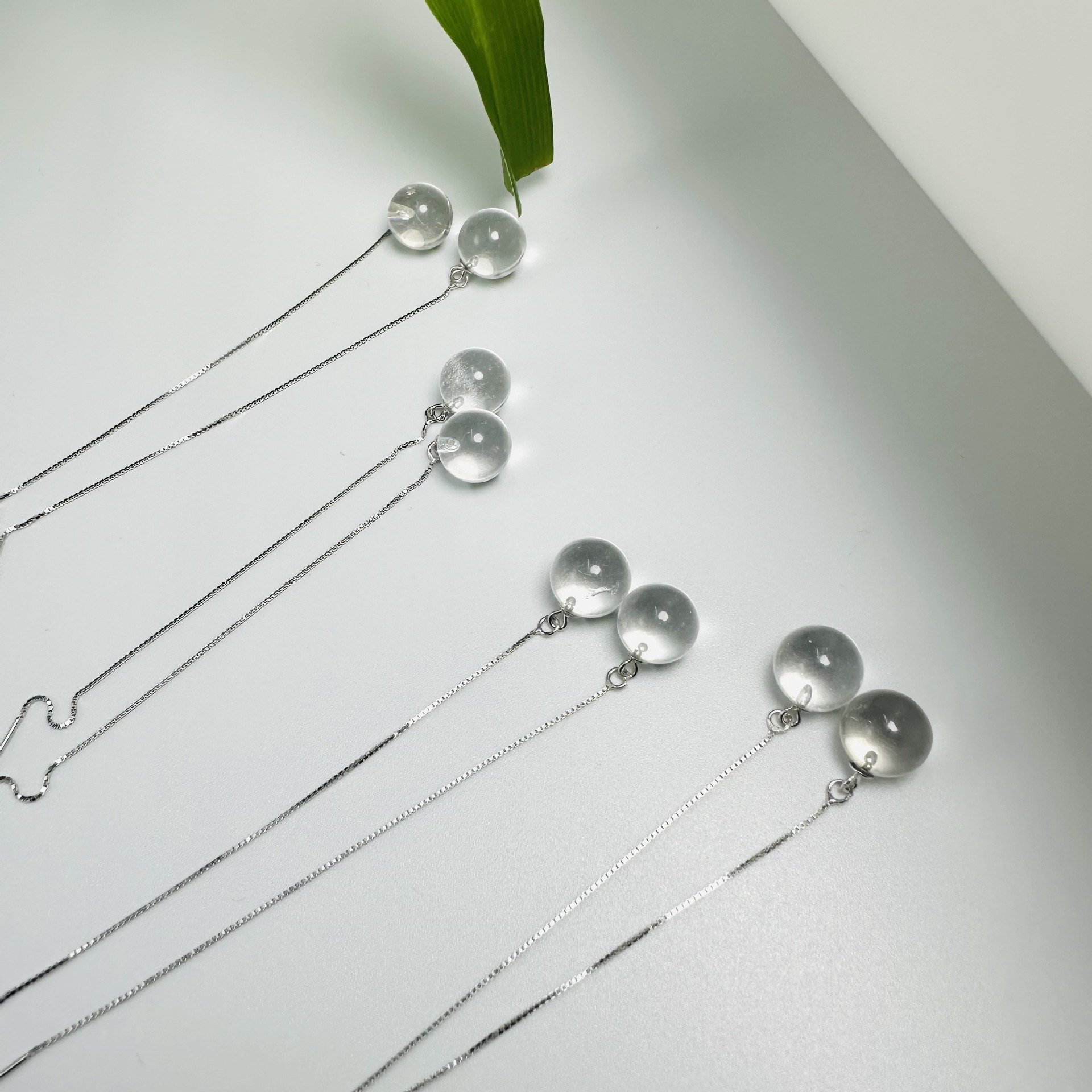 Серьги из натурального белого кристалла, круглые бусины, диаметр около 8 мм