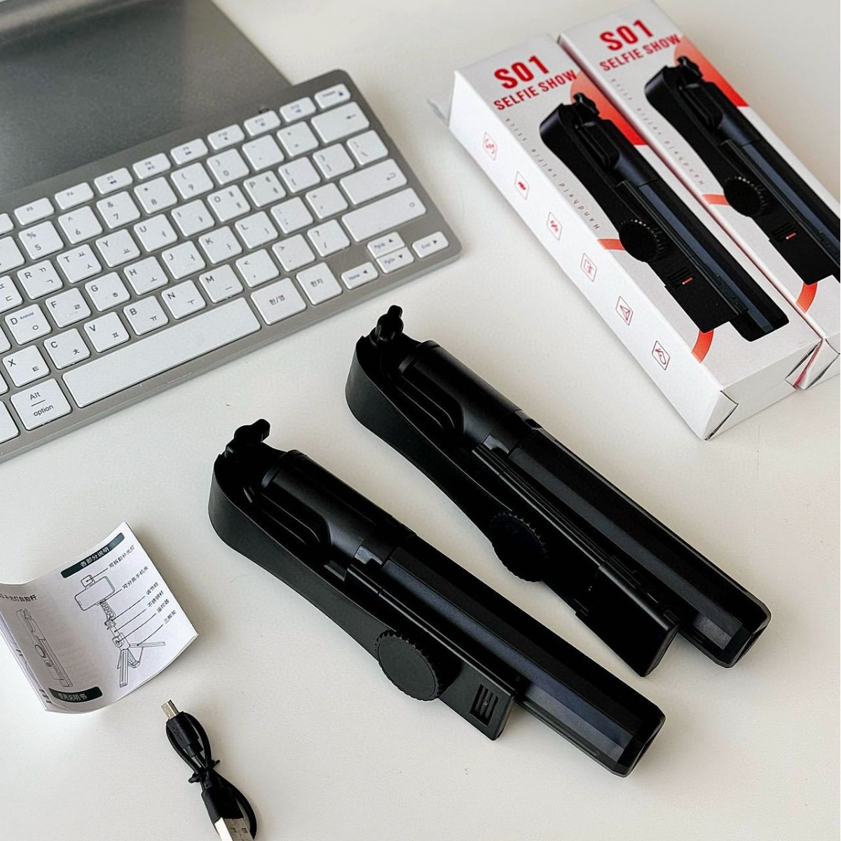 Mobile phone selfie stick stand anti-shake portable integrated Bluetooth remote control light filling light live retractable mobile phone stand