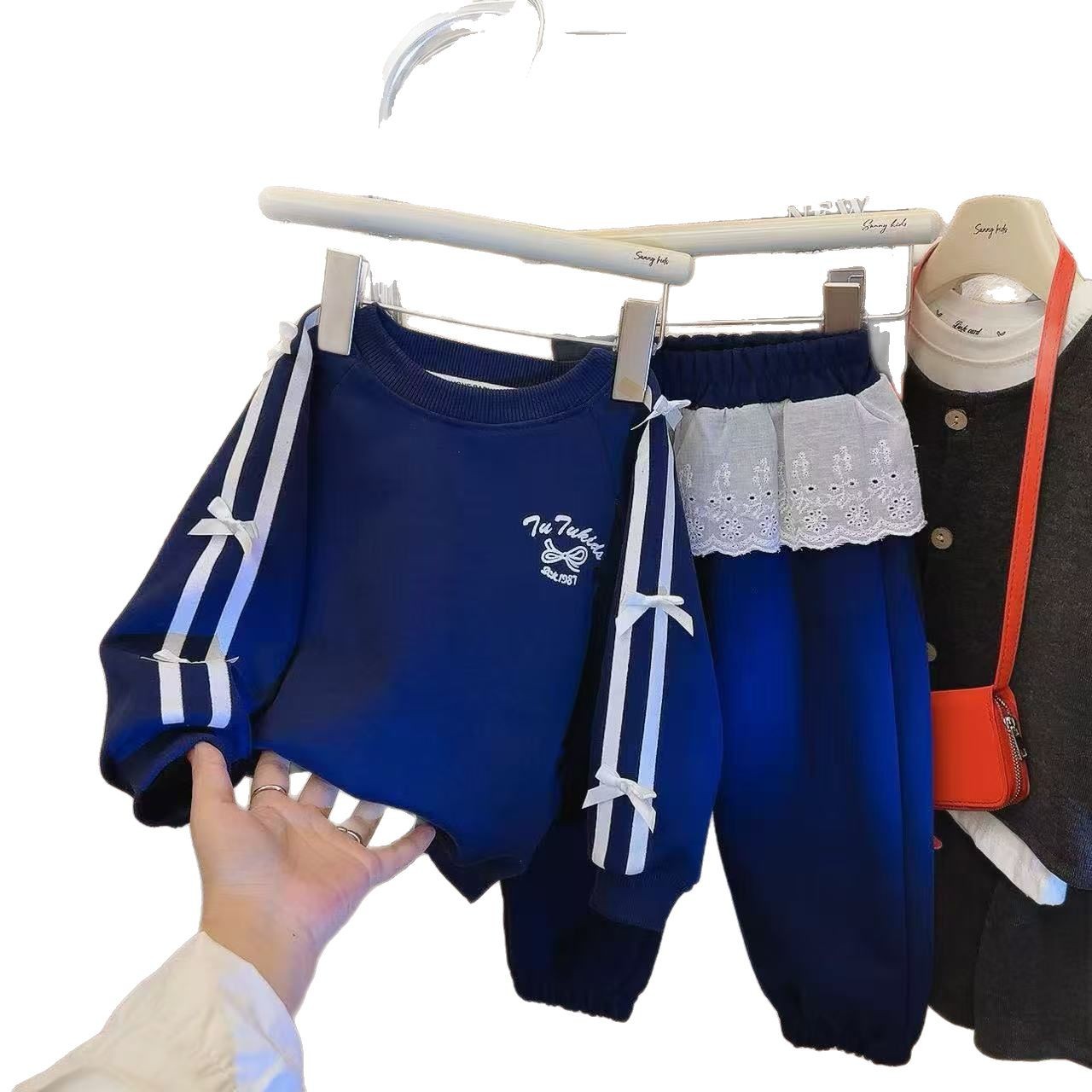 2025 New Spring Girls' Sweatshirt Set, Sports and Leisure Two-Piece Set, Big Kids Lace-Trimmed Sweatpants for Outings