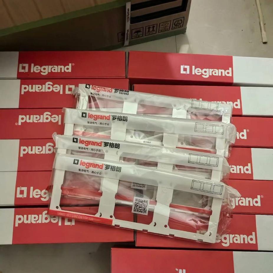 The New Rogge Lavida Scenery Three-Position Conjoined Panel, Model K8103/3 Color Is Magnolia White