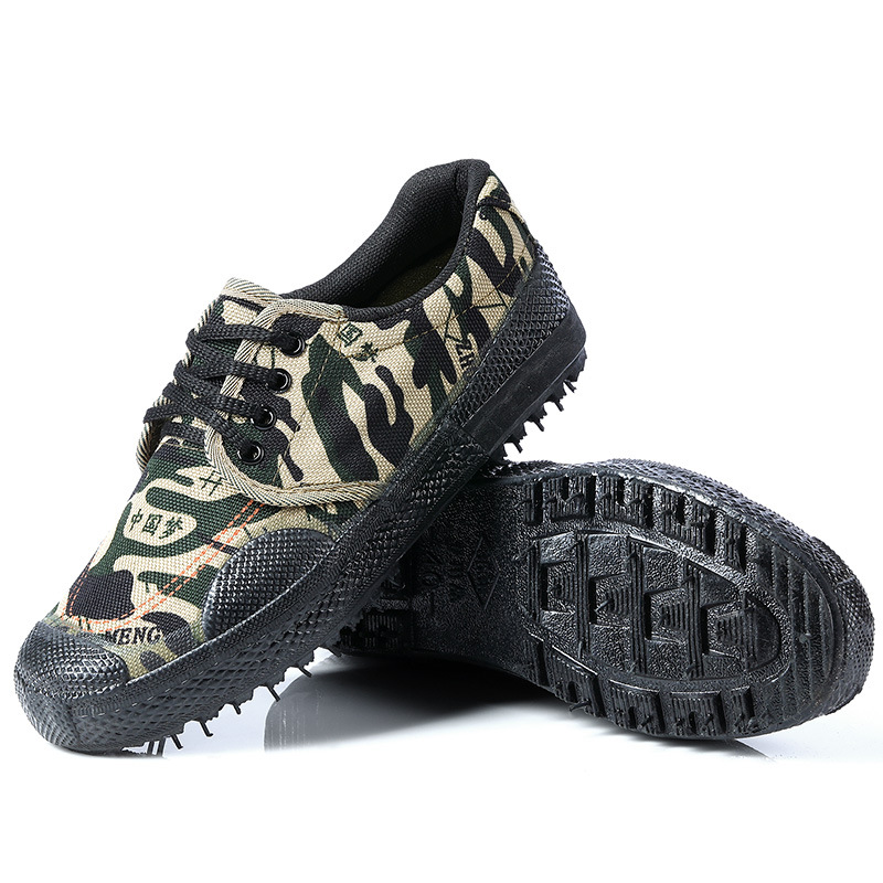 On behalf of the wholesale pure rubber low release shoes construction site farmland labor protection shoes training military training shoes rubber shoes men's and women's training shoes