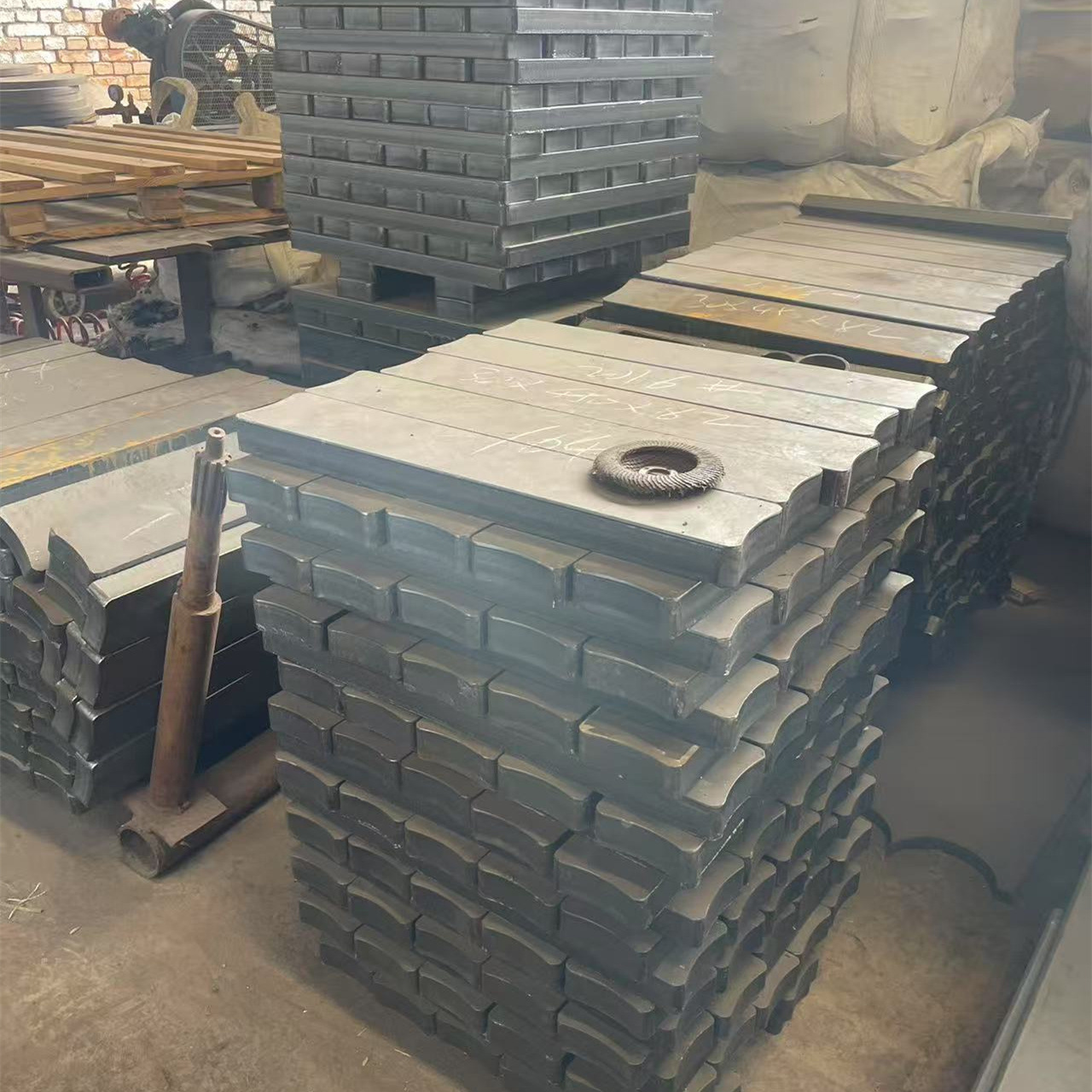 In-Stock Q235 Q355B Flat and Medium-Thick Steel Plates in Various Specifications, Available for Processing, Cutting, Drilling, and Bending, Direct Supply from Stock
