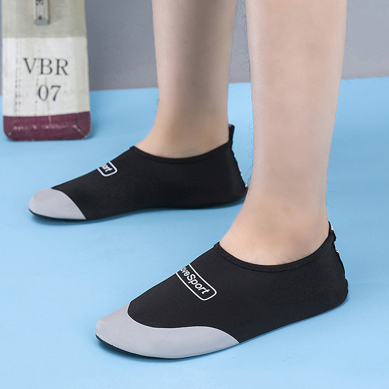 Beach shoes for adults, boys and girls non-slip soft bottom quick-drying seaside wading river-tracing skin-friendly diving socks