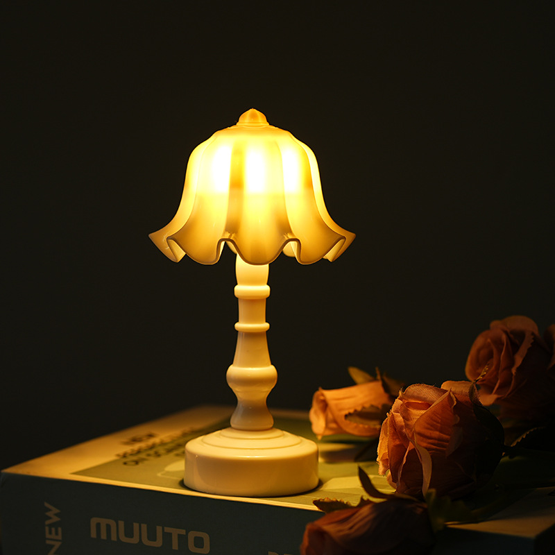 Cross-border European-style fine-grain small table lamp retro LED night light small palace lamp bedside bedroom decoration decoration atmosphere lamp