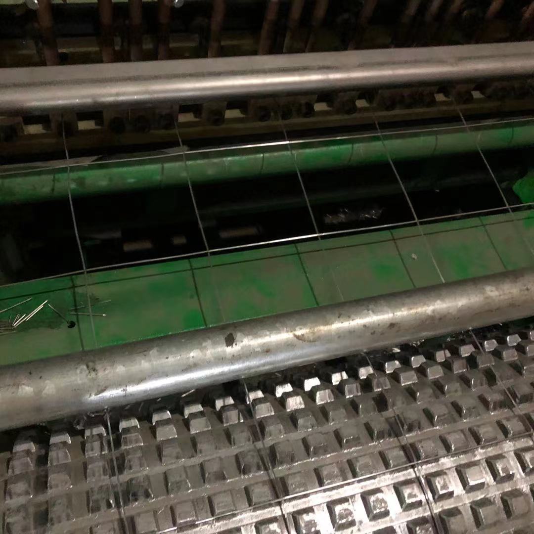 The Manufacturer Sells 201 304 Stainless Steel Wire Mesh for Steel Structure Roof Support Glass Wool in Stock. Large Quantity Is Available