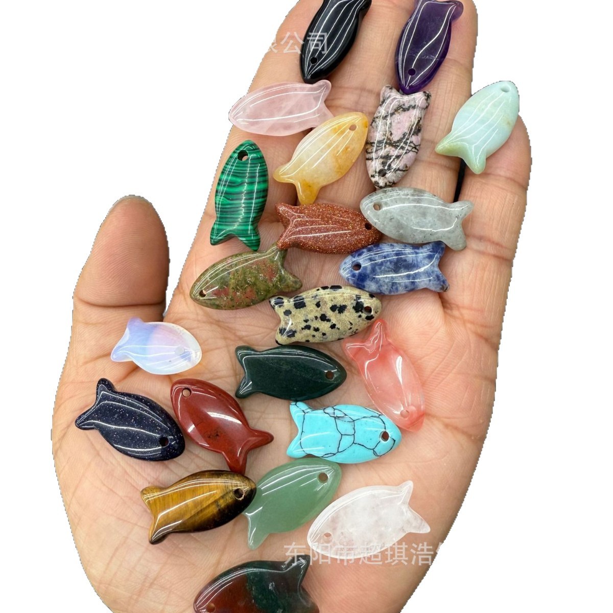 Natural Stone Crystal Pendant Semi-precious Stone Green Gold Amethyst Tianhe Stone Flash Stone Red Grain Powder Crystal Protein Fish Pendant