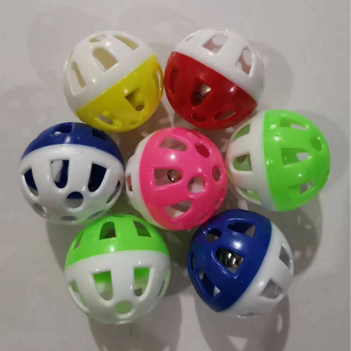 Оптовая игрушка для домашних животных пластиковый полый мяч с колокольчиком