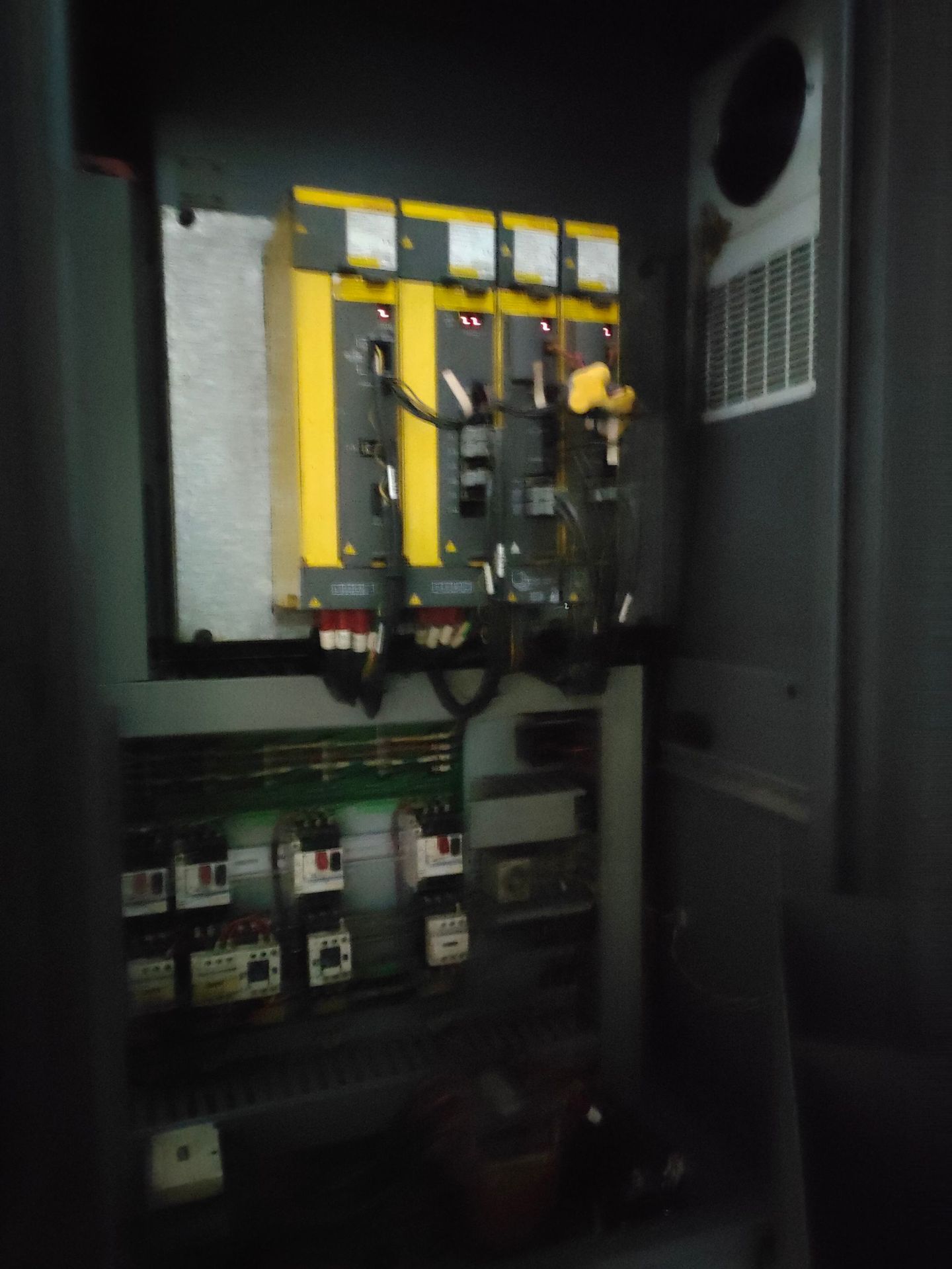 TrAnsfer Second-hAnd Imported TAiwAn MAchine King Yongjin FV85A Processing Center, Second-hAnd CNC Computer Gong MAchine Tool