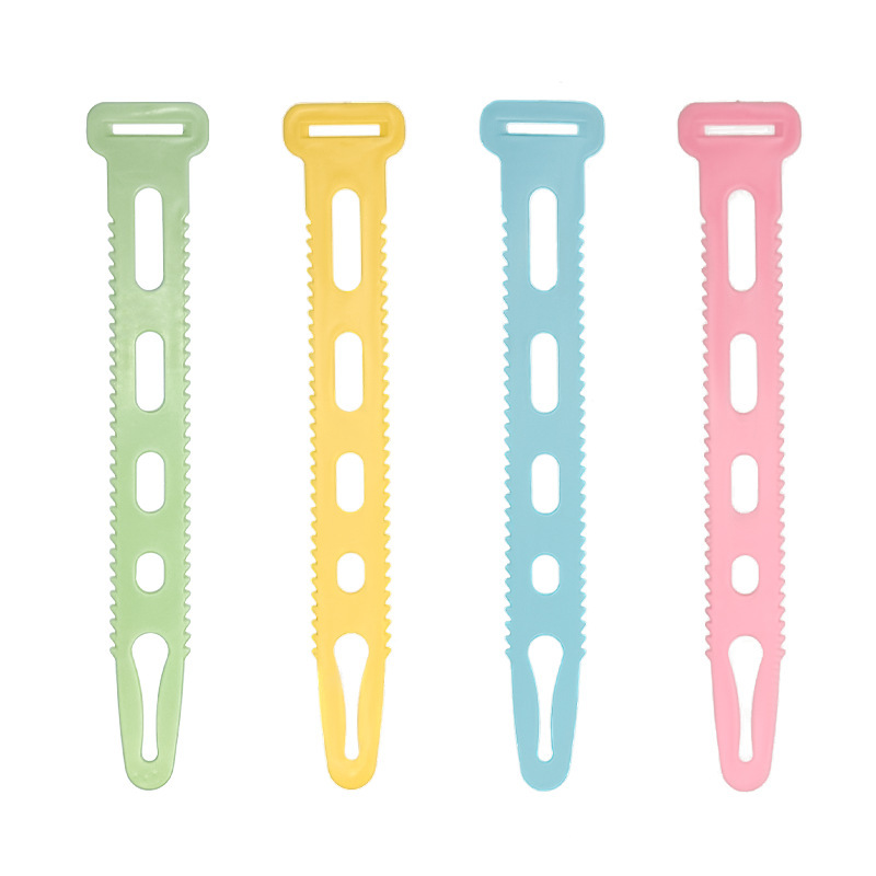 Adjustable Windproof Clothes Hanger Clips for Home Use, Suitable for Balcony Outdoor Clothes Drying, with Hooks for Balcony Use