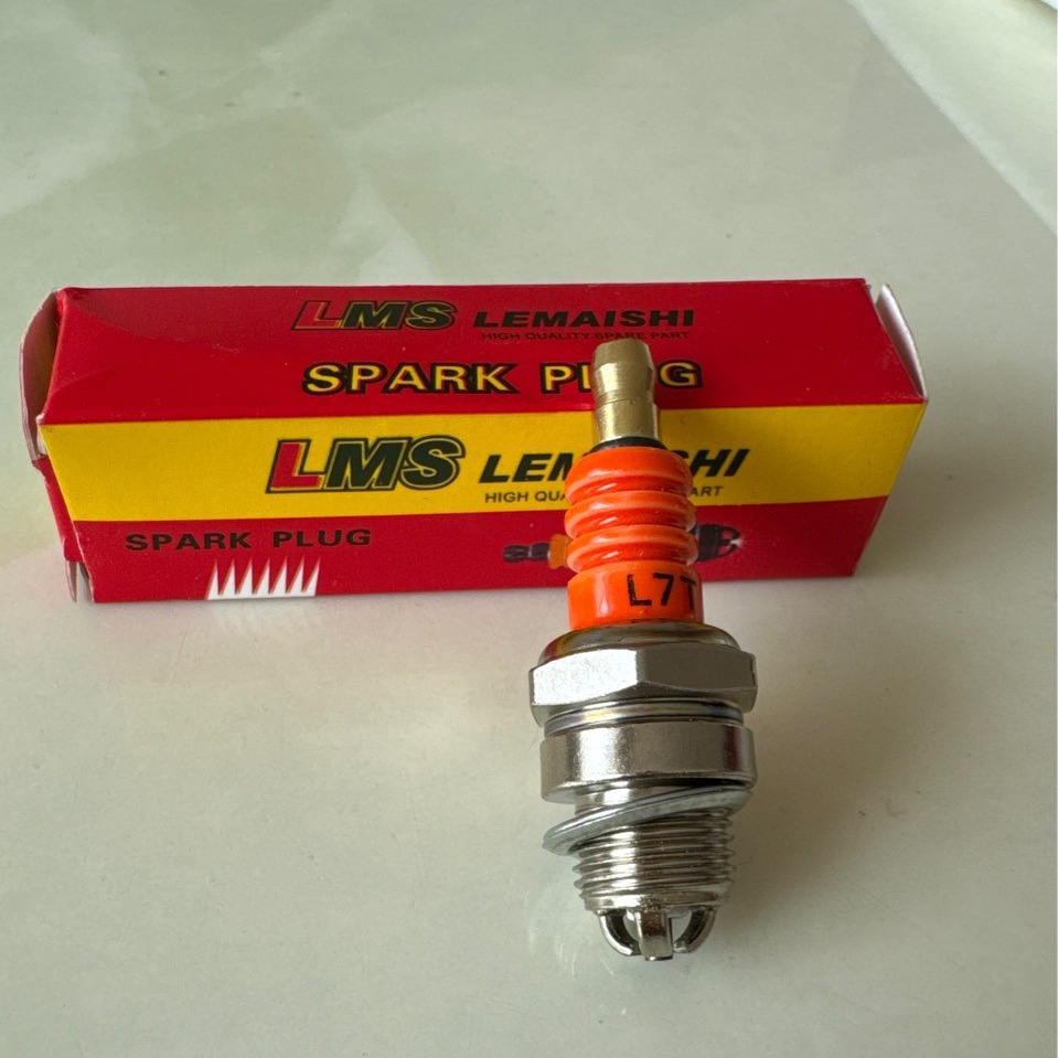 Свеча зажигания L7T для бензопилы универсальная двухтактная