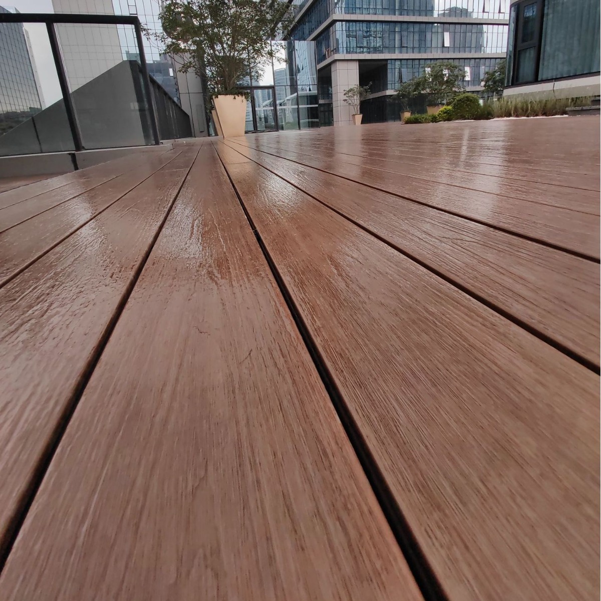 Outdoor plastic wood floor courtyard balcony wood plastic floor garden square anti-corrosion moisture-proof hollow embossed plastic wood board