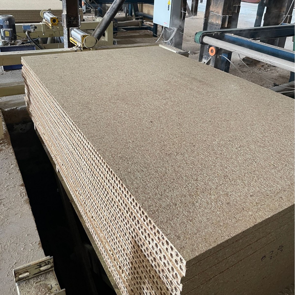 High-Strength Soundproof, Pressure-Resistant, and Heat-Insulating E1-Grade Hollow Core Particle Board Engineering Door Bridge Hole Board Door Core Filling