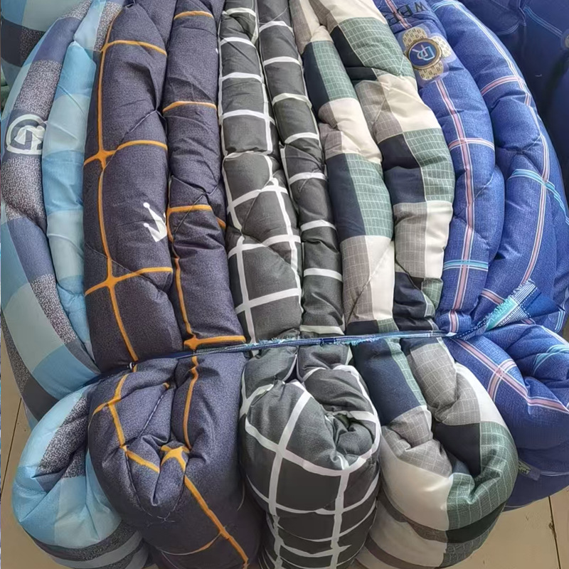 Wholesale quilt thickened plaid worker bedding winter student dormitory site quilt migrant worker labor protection bedding quilt