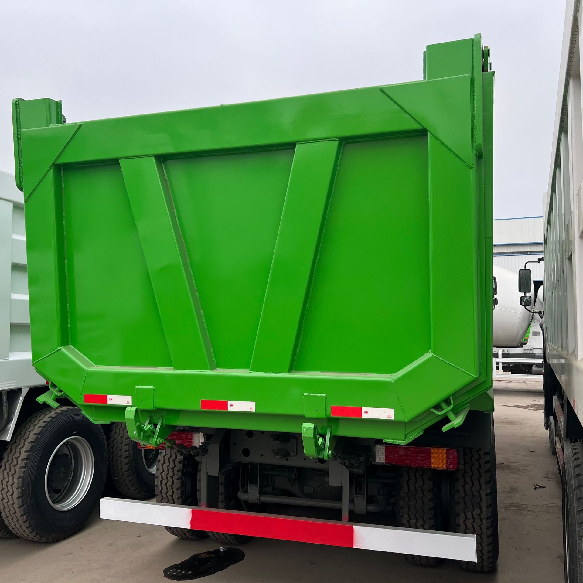 For Sale of Second-Hand Heavy Car Howo Dump Truck 8×4 Front Four Rear Eight Mines Soil Truck Engineering Vehicle