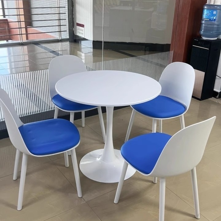 Простой современный набор стола и стульев для маленькой квартиры, стол для молочного чая, маленький круглый стол