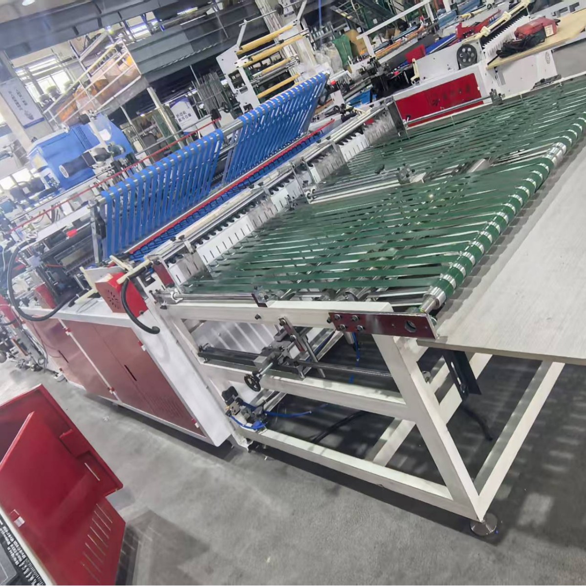 Stable Performance Side Sealing Bag Making Machine Plastic Film Special-Shaped Bag Curved Bag Making Machine Heat Sealing and Cutting Machine