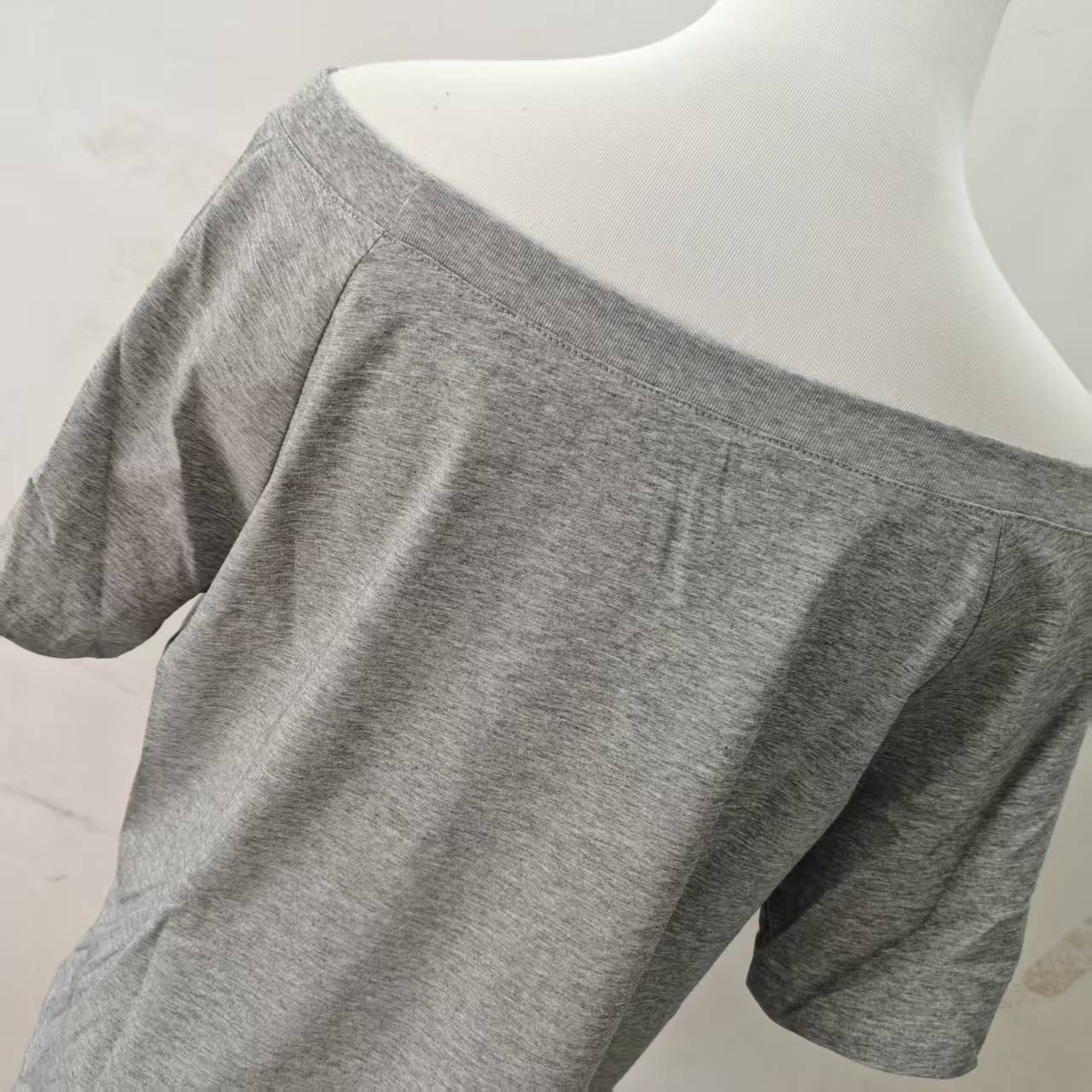 Long-Term In-Stock 2025 Summer Xu Ruohan Han Niki Same Style Gray Off-Shoulder Puppy Print T-Shirt Short Sleeve Top