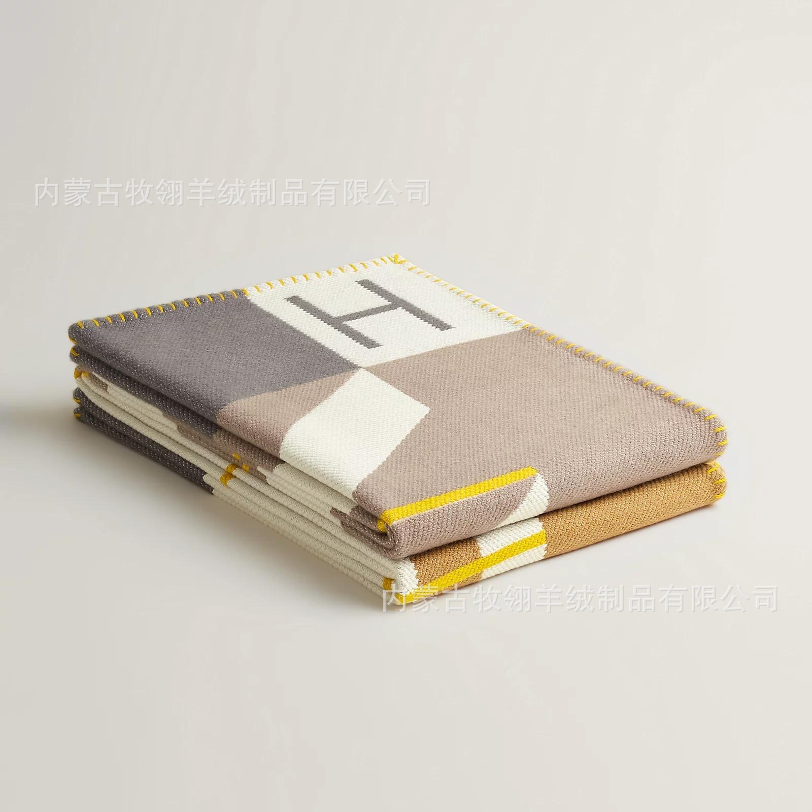 Шерстяное одеяло с кисточками