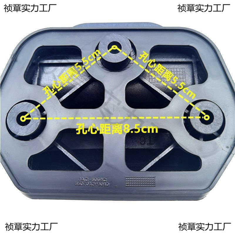 The Great Wall Is Equipped with a Pickup Truck Shuailing T68 with a Rear Cargo Box and a Guardrail Outside