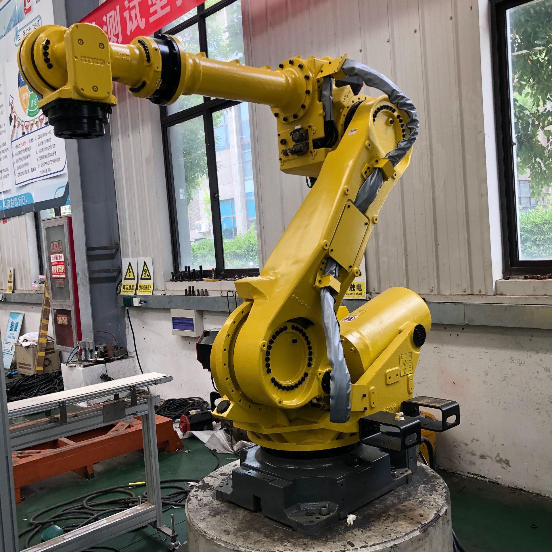Used R-2000iB Fanuc Industrial Robot 165KG/210KG Handling and Palletizing FANUC Mechanical Arm
