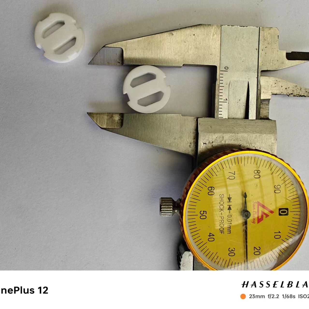 22mm Moonlight Ceramic Sheet Alumina Ceramic Hot Pressing Process Fine Grinding Polishing