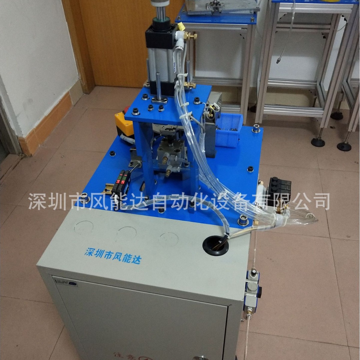 Fengda semi-automatic turntable riveting machine hardware accessories rotary riveting machine sheet metal hardware parts pneumatic riveting machine