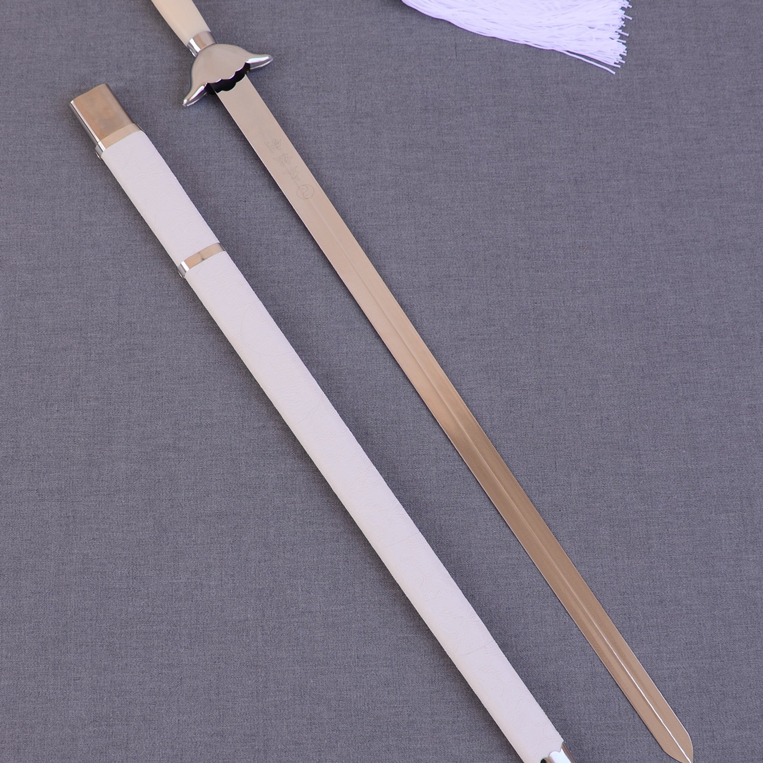 White Tai Chi Sword Morning Exercise Martial Arts Performance Training Soft Sword Ringing Sword Dance Photo Ancient Costume Kidsren and Adults Unedged