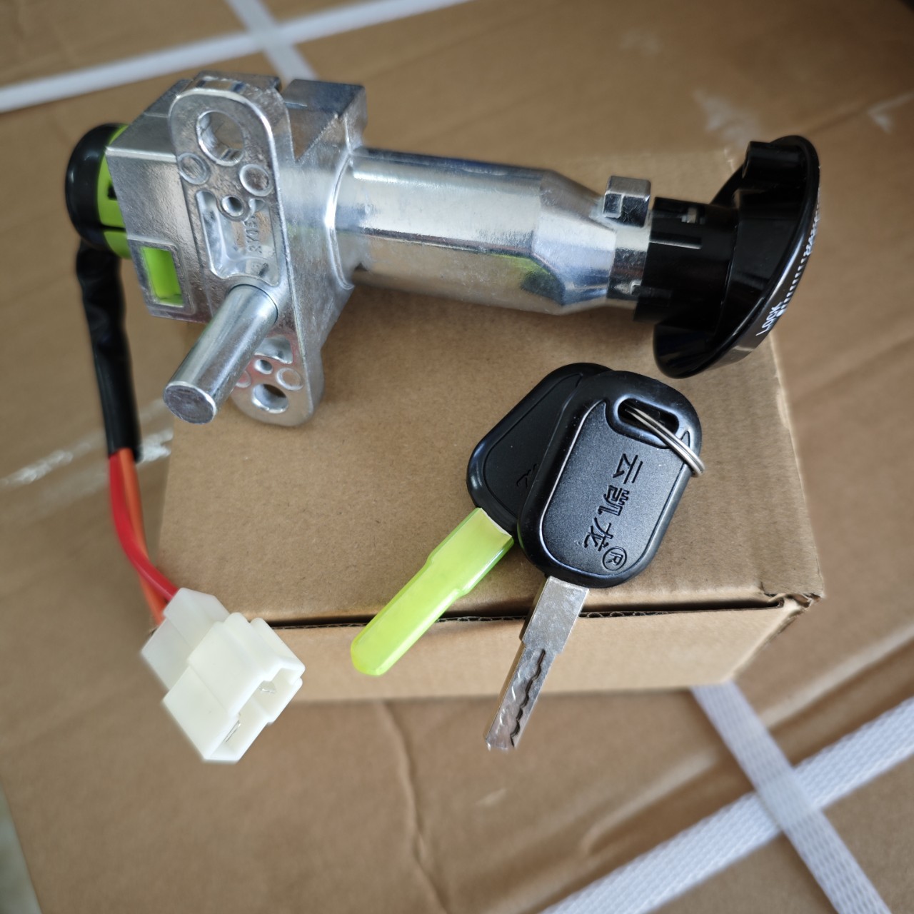 Suitable for calf N1Snqi electric car battery car electric door lock set lock dragon head lock switch cushion lock key