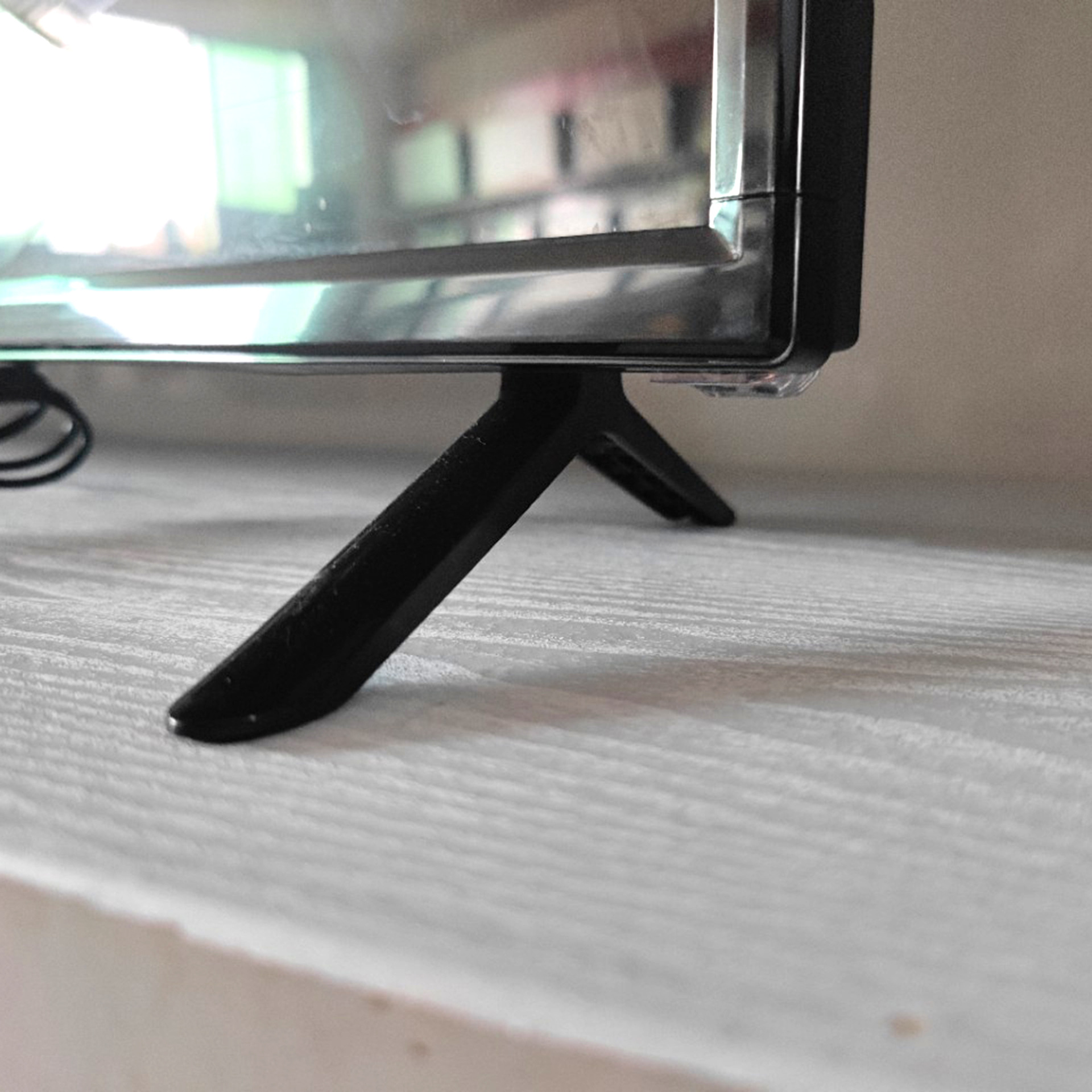 Factory production 24 inch 32 inch 40 inch 43 inch plastic black with base screws separately packaged TV base