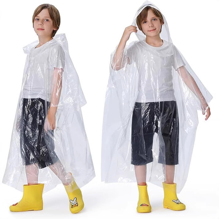 Производитель предлагает одноразовой утолщенный переносной детский дождевик из PE в различных цветах