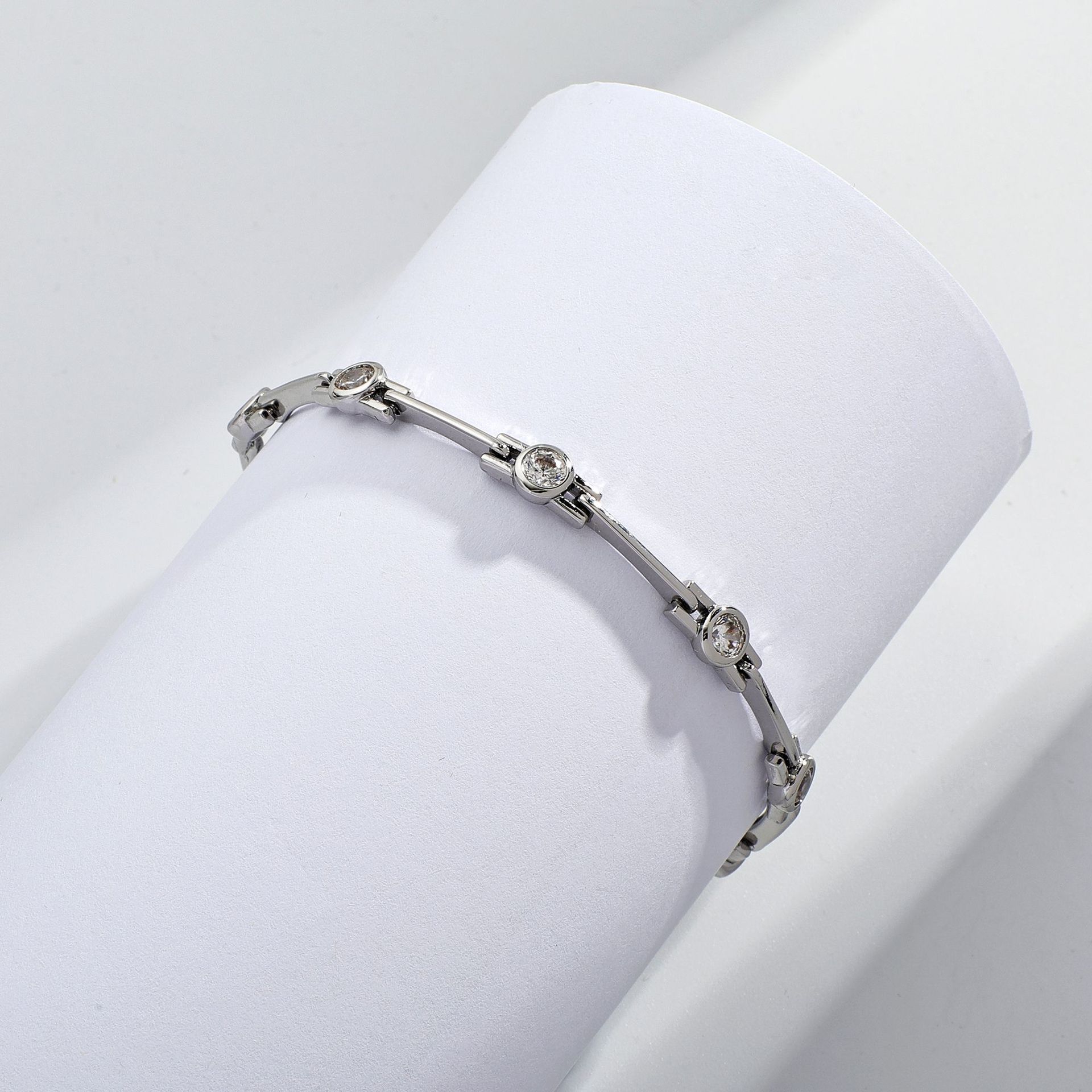 Europe and the United States cross-border new hot luxury 14K real gold inlaid with zirconium simple OL wind geometric ladies high-end bracelet wholesale