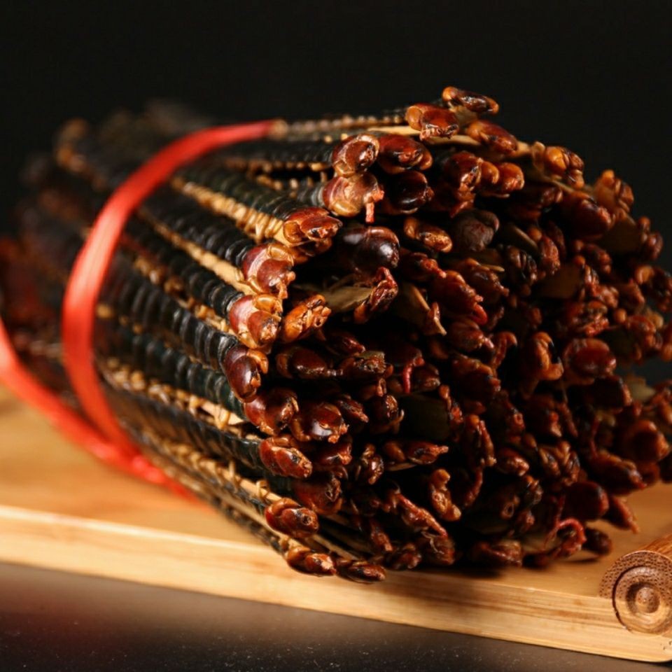 Многоножка, которую можно измельчить. Красноголовая многоножка из Хубэя, можно замочить в вине и использовать как лекарство. Также есть целые скорпионы.