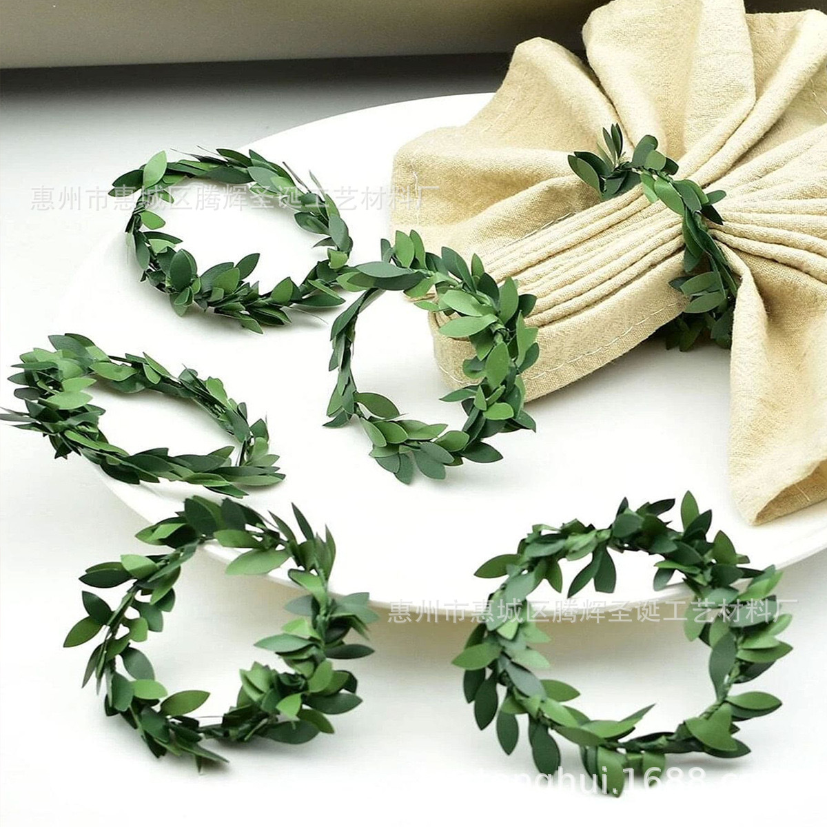 Hand-wrapped Circle 6cm Christmas Wreath Rattan Circle Christmas Tree Pendant Mini Small Garland pvc Wire Small Rattan Circle