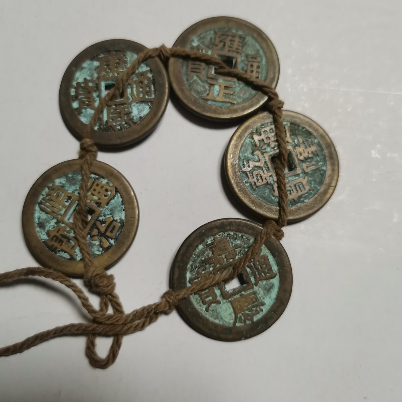 Диаметр 25 мм и толщина около 1.8 мм. Антикварные медные монеты с патиной, веревочные шнуры, пять императоров династии Цин продаются по шнурам