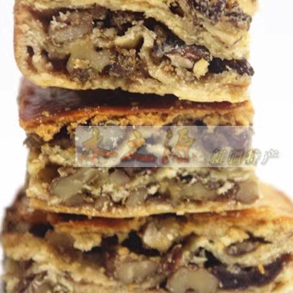 Набор из 2 нарезанных тортов, закуски с грецкими орехами и сухофруктами