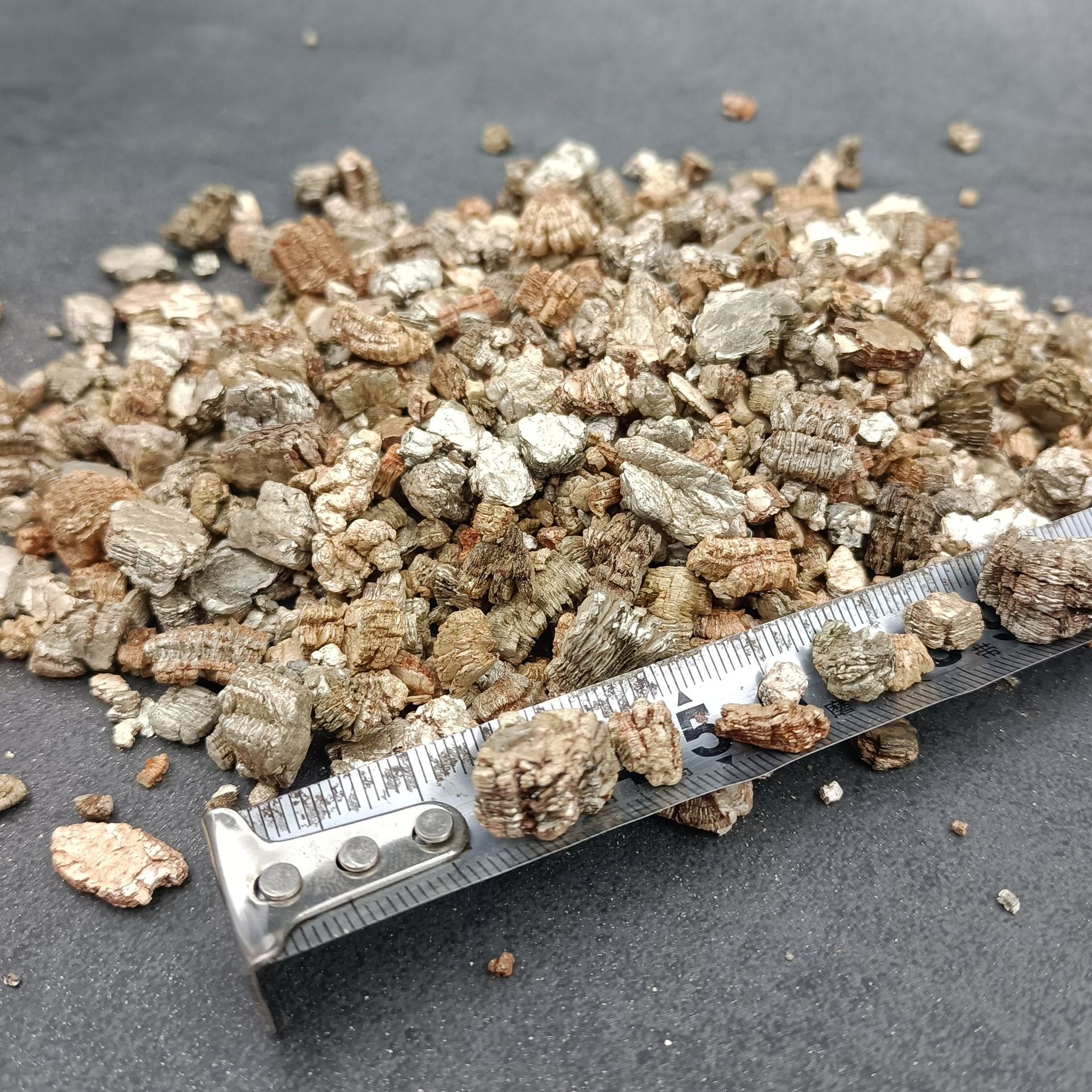 Factory wholesale Xinjiang white vermiculite powder silver white vermiculite 3-6 Xinjiang white vermiculite large particles 5-8 expanded vermiculite