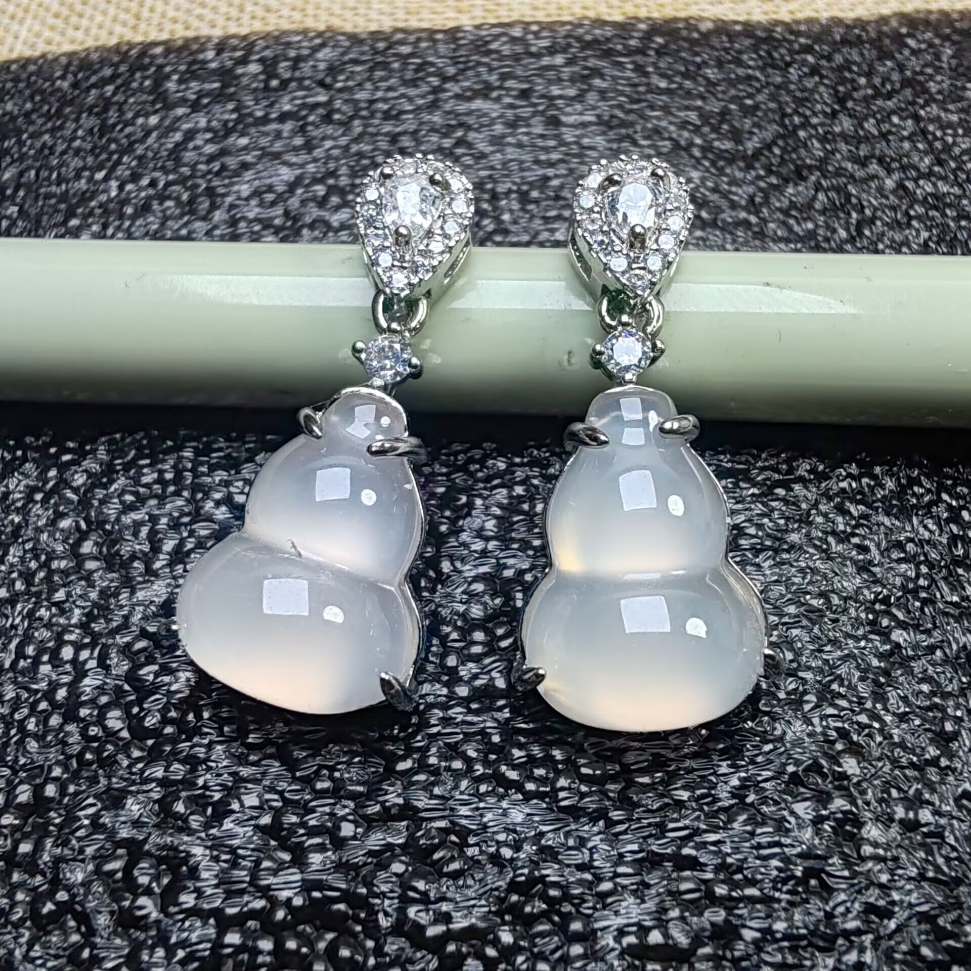 S925 silver needle green chalcedony gourd earring socialite wind green jade gourd ear hook micro set zircon green pith earring earring