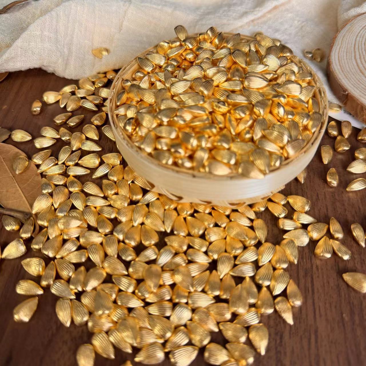 Mini Yuanbao alloy solid small melon seeds Yuanbao small ornaments cornucopia rice jar Baifu jar decorative accessories ornaments