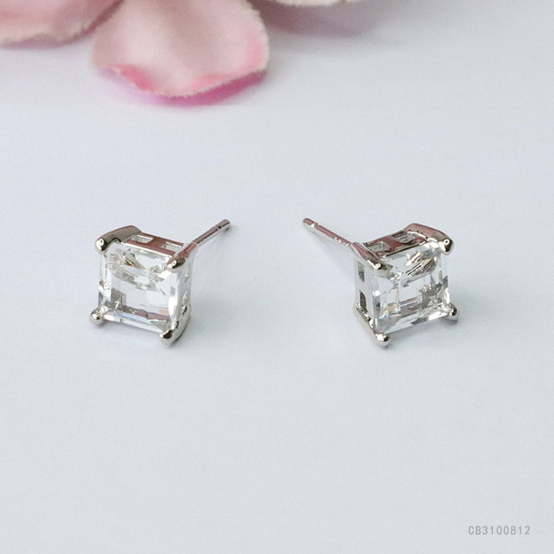As soon as Yu genuine goods white crystal princess square earrings S925 silver needle earrings factory wholesale generation CB3100812
