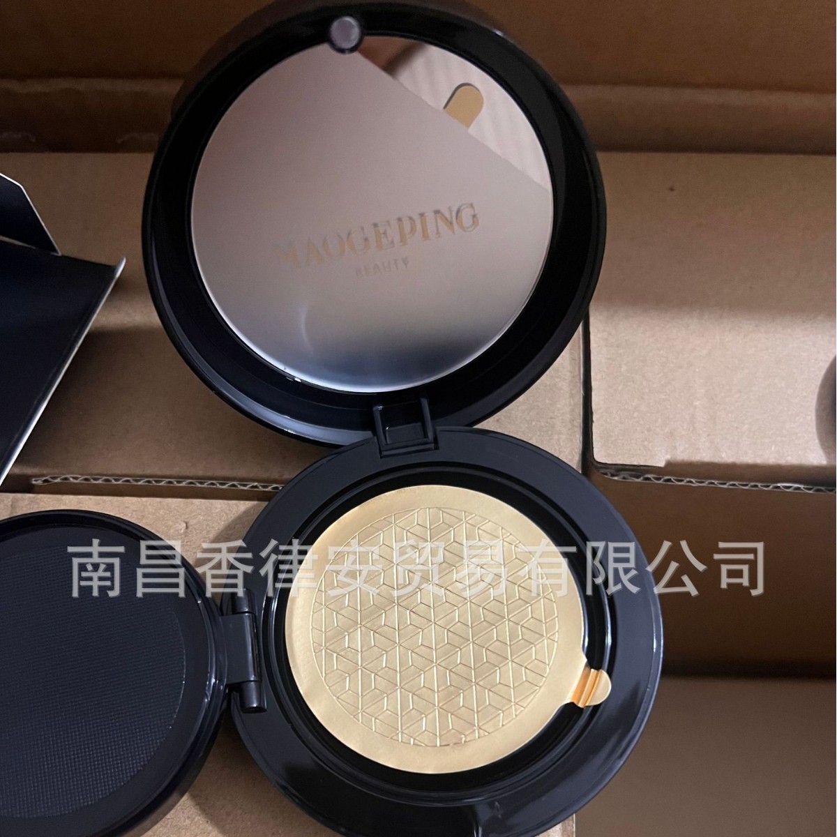 Mao Ge's Flat Caviar Flawless Cushion Moisturizing Skin Concealer Cushion Foundation Liquid Small Gold Fan Powder # 801 # 8