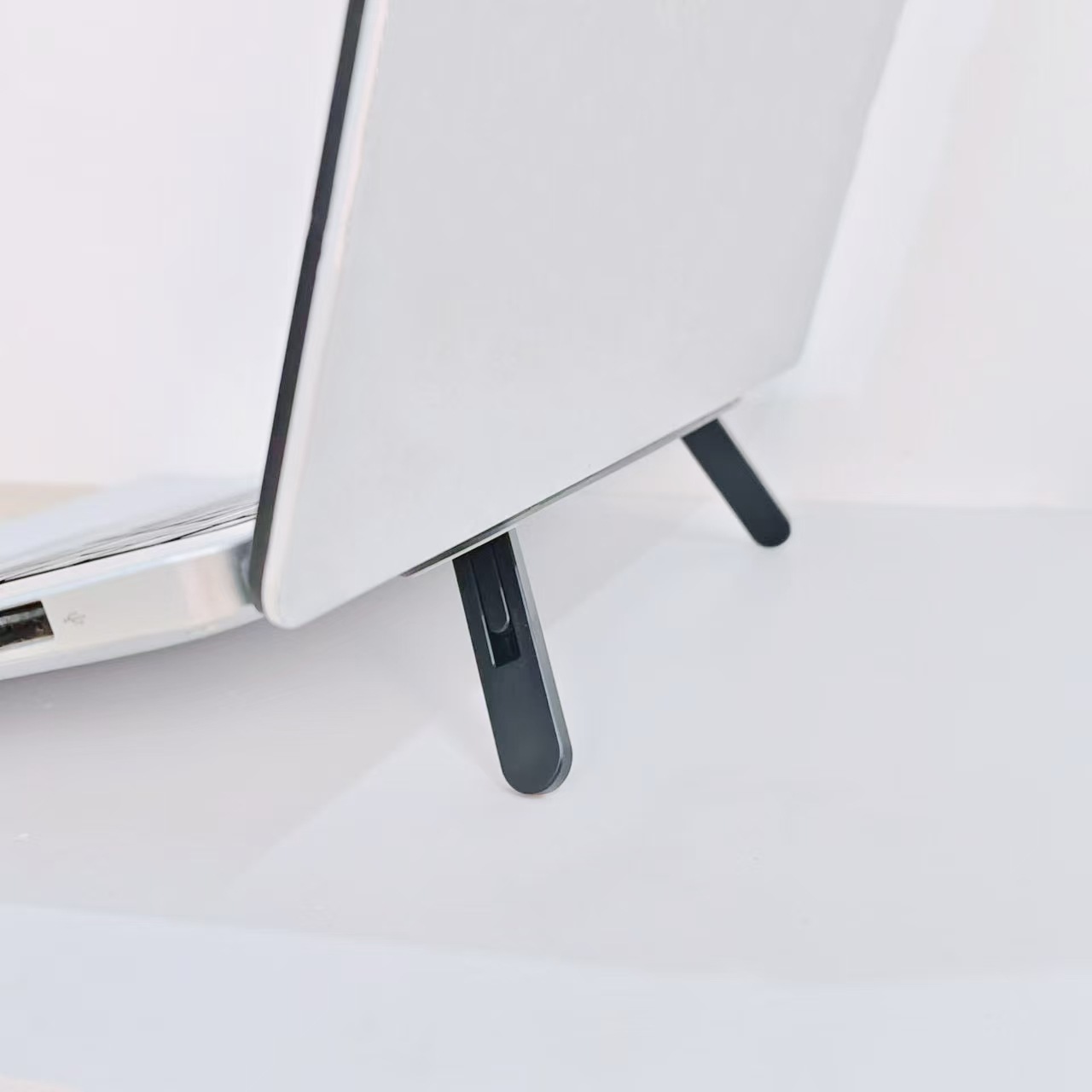 Suitable for notebook flat universal bracket hanging heat dissipation simple increased plastic folding portable bracket