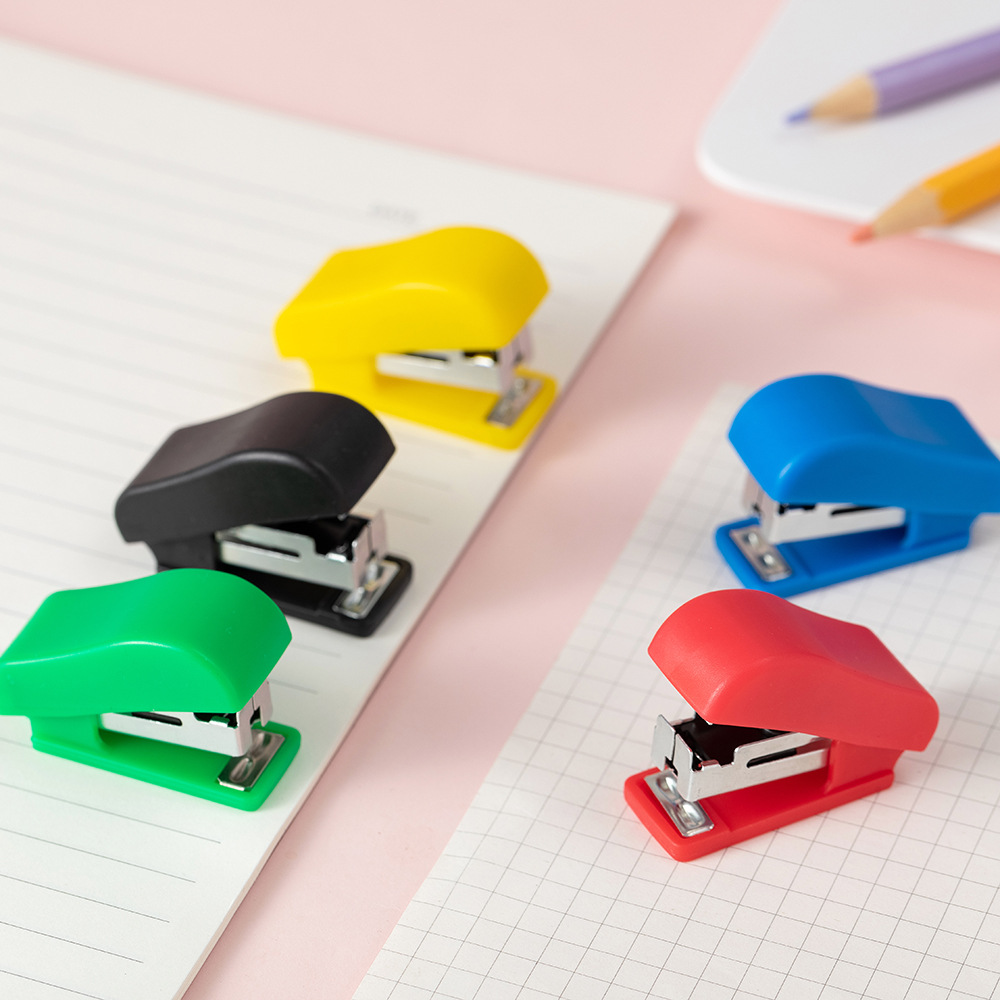 Креативный мини-степлер, экономящий силы степлер для студентов, маленький канцелярский степлер, маленькая брошюровочная машина, степлер для тестовой бумаги