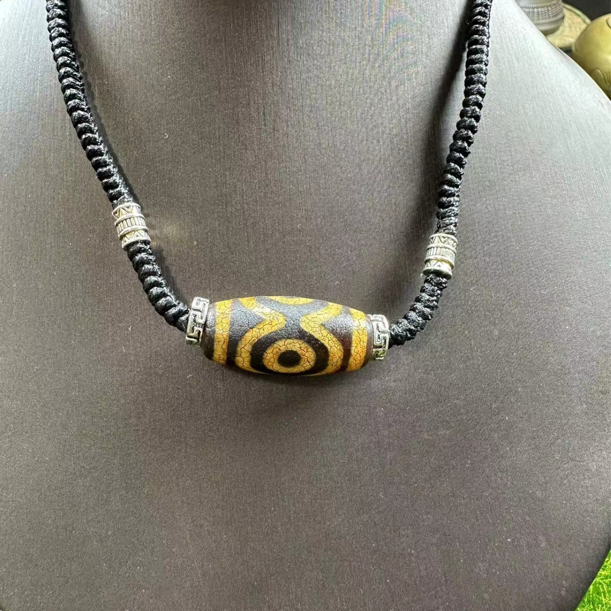 Wholesale Agate Natural Agate Tooth Yellow Three-Eyed Clavicle Beads Loose Beads Bodhi Accessories Pendant Ornaments Factory