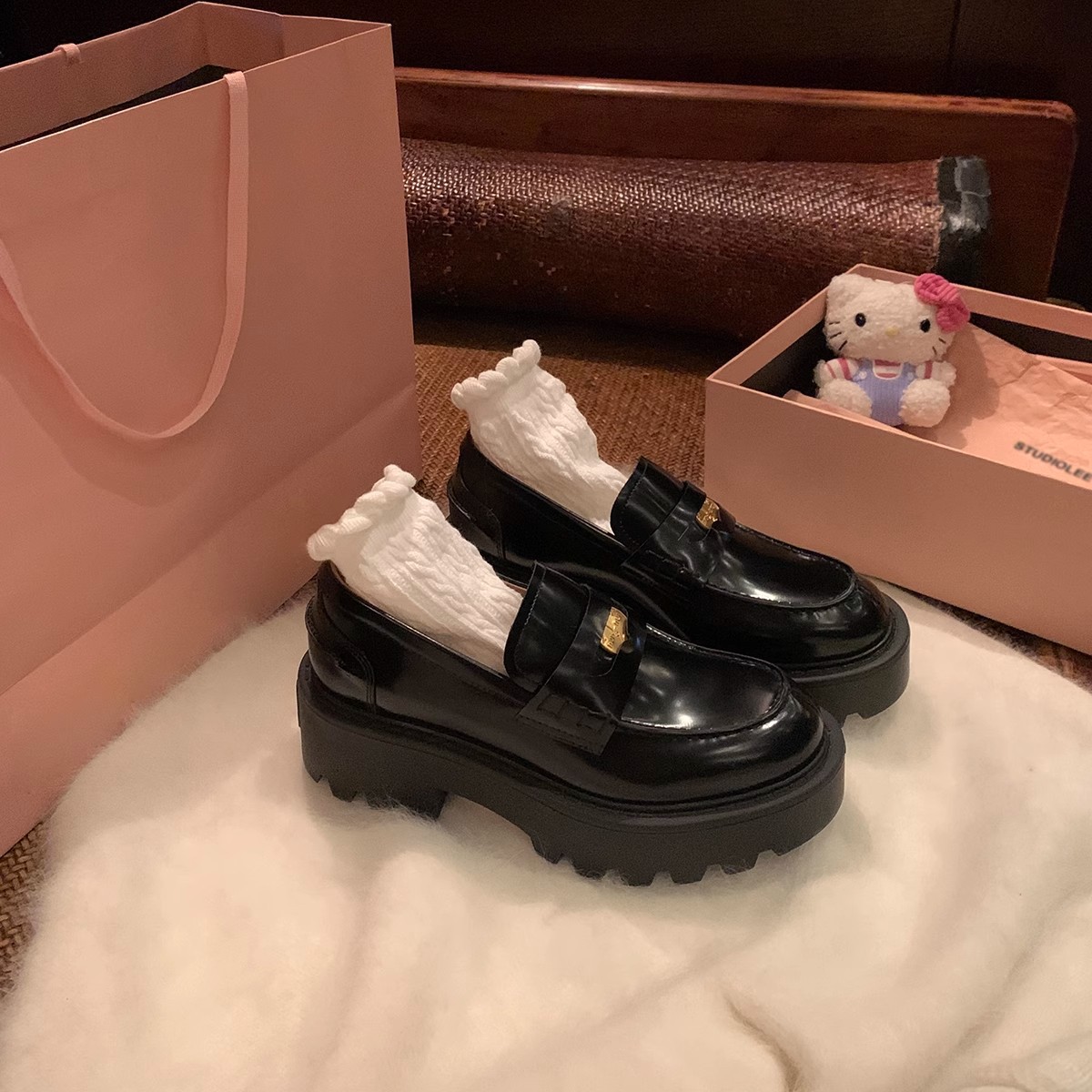 в наличии Коровья Кожа Маленькая Золотая Монета Остроконечный Круглый Носок Толстый Каблук Слип-Он Повседневные Универсальные Лоферы Женские Толстая Подошва Малые Кожаные Обувь