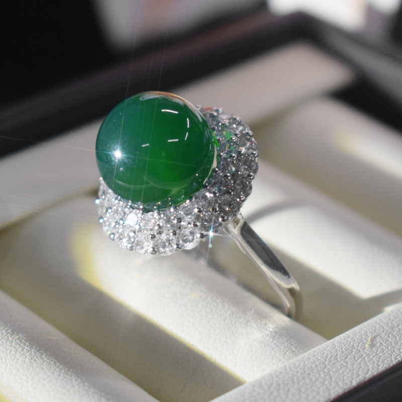 Регулируемое кольцо из зеленого халцедона с фианитом