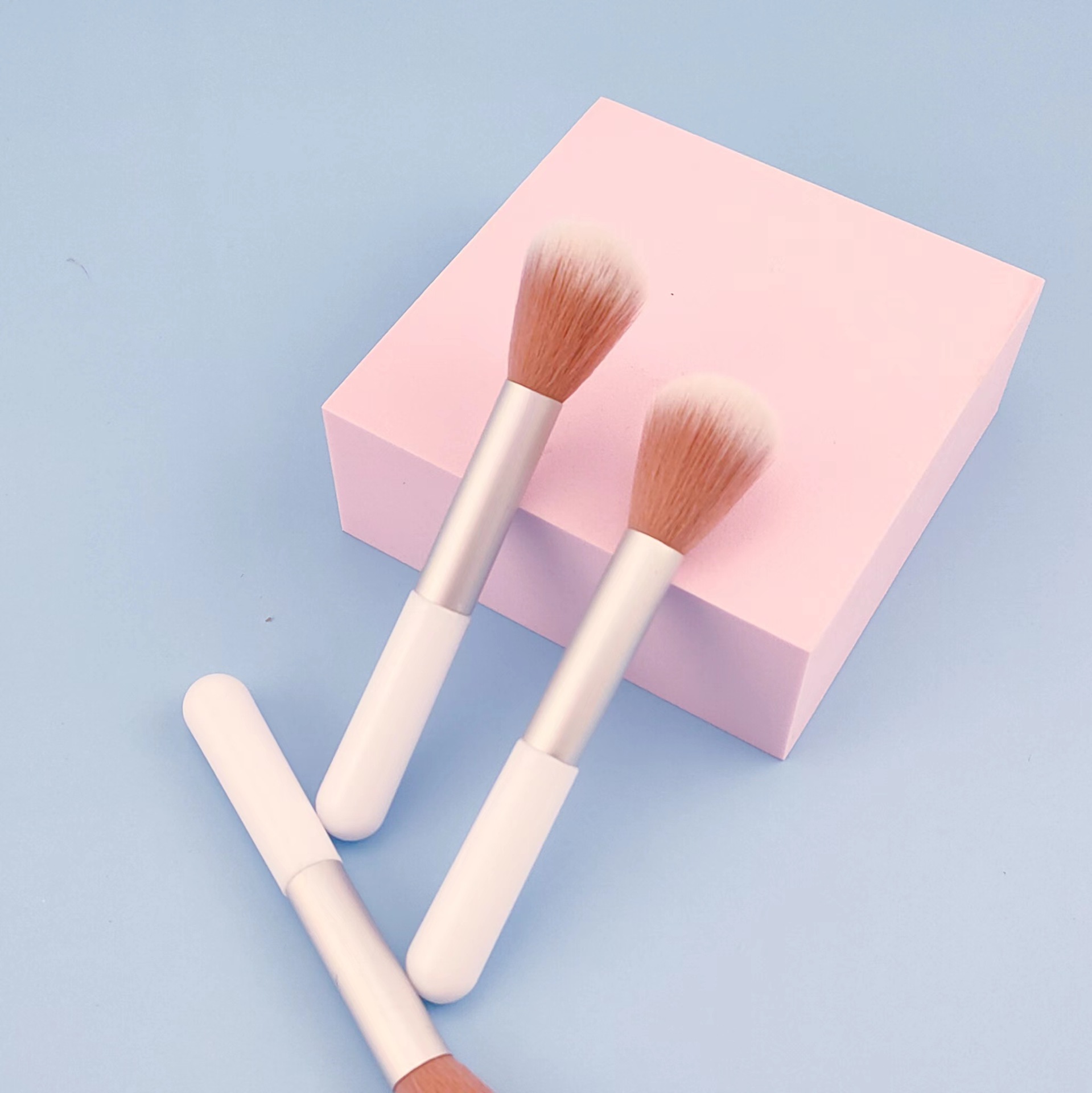 Portable Nail Dust Brush Single White Blush Brush Short Makeup Tool Soft Fiber Hair Brush