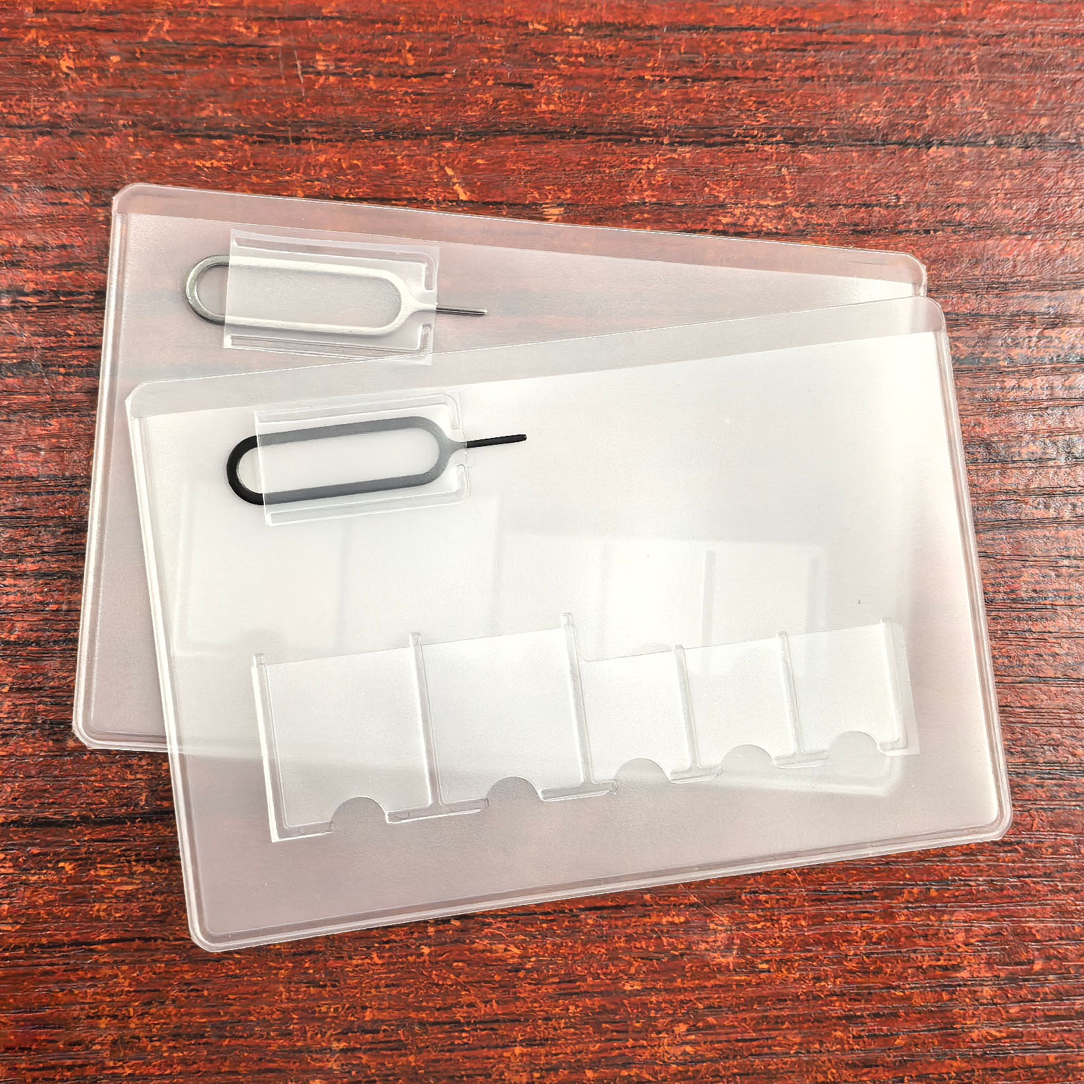 Хранение банковских карт и сим-карт, мобильный телефон