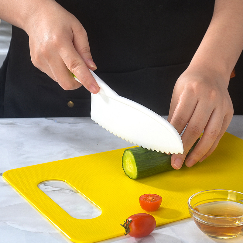 Children's plastic fruit knife suit saw tooth knife vegetable cutting birthday cake holder knife toy knife suit gift wholesale