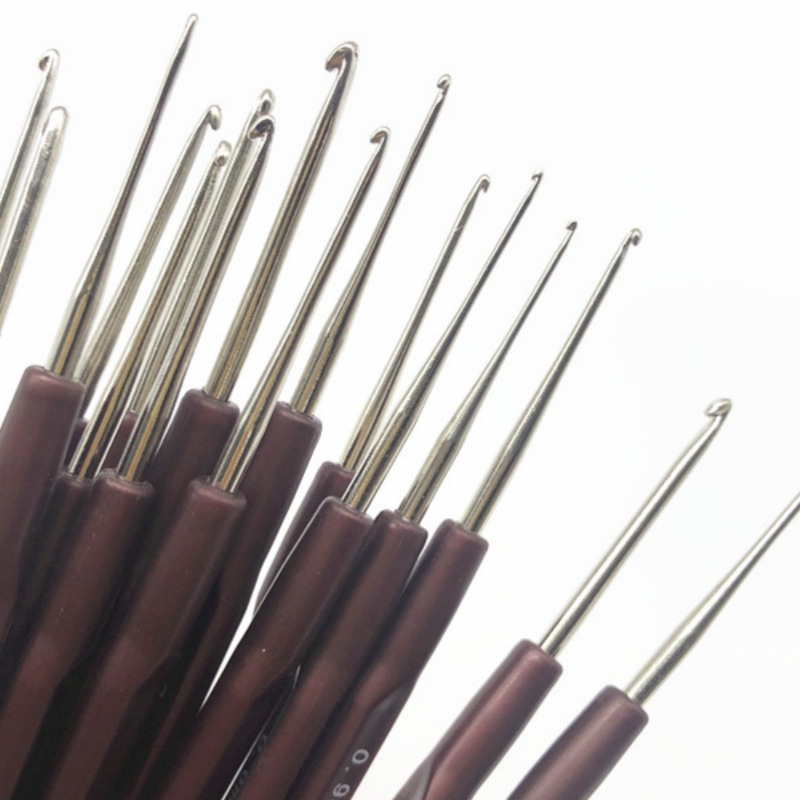 Набор из 16 цветных крючков для вязания с мягкой ручкой